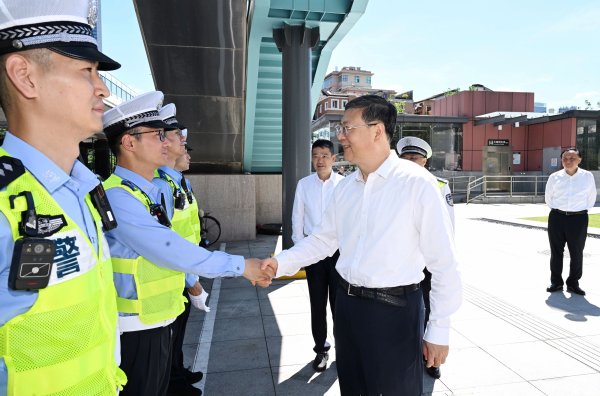 京融实配 陈吉宁龚正黄莉新胡文容朱忠明深入基层一线和重大工程建设现场，慰问奋战高温的广大劳动者