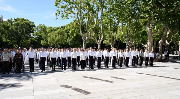 大发配资 “八一三”淞沪会战爆发88周年纪念日，陈吉宁龚正黄莉新胡文容和各界群众代表向抗战先烈敬献花篮