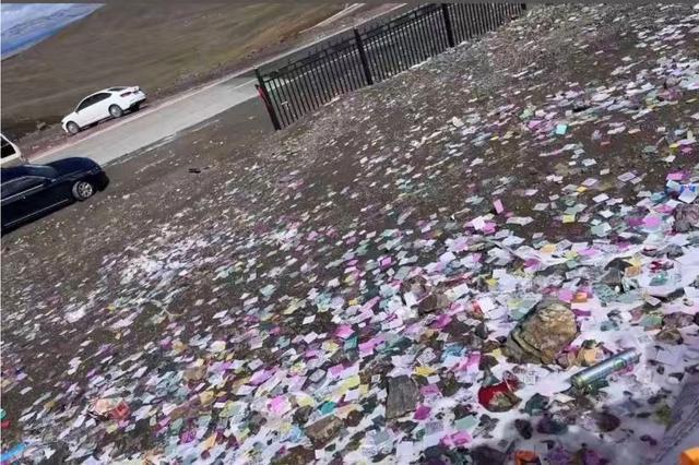 多名男女在草原上跳起“纸片舞” 环保争议引发调查