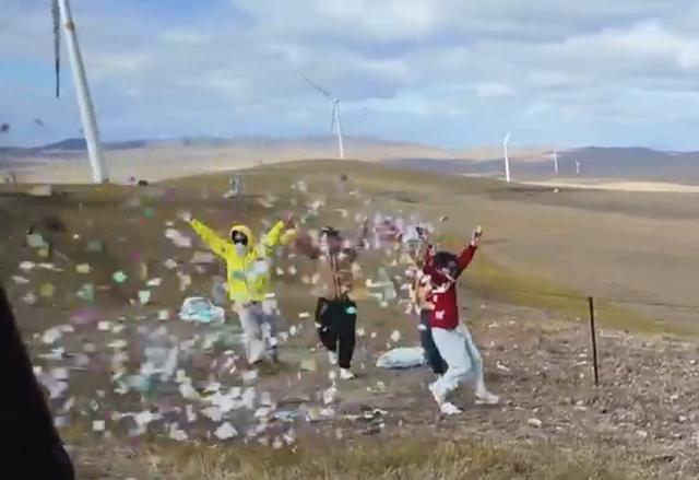 多名男女在草原上跳起“纸片舞” 环保争议引发调查