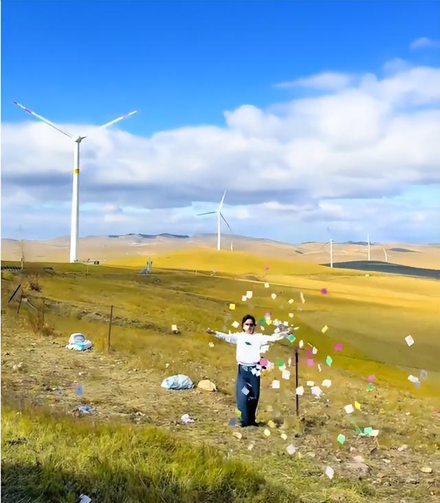 多名男女在草原上跳起“纸片舞”